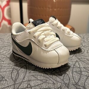 Nike Kids White and Dark Green Sneakers